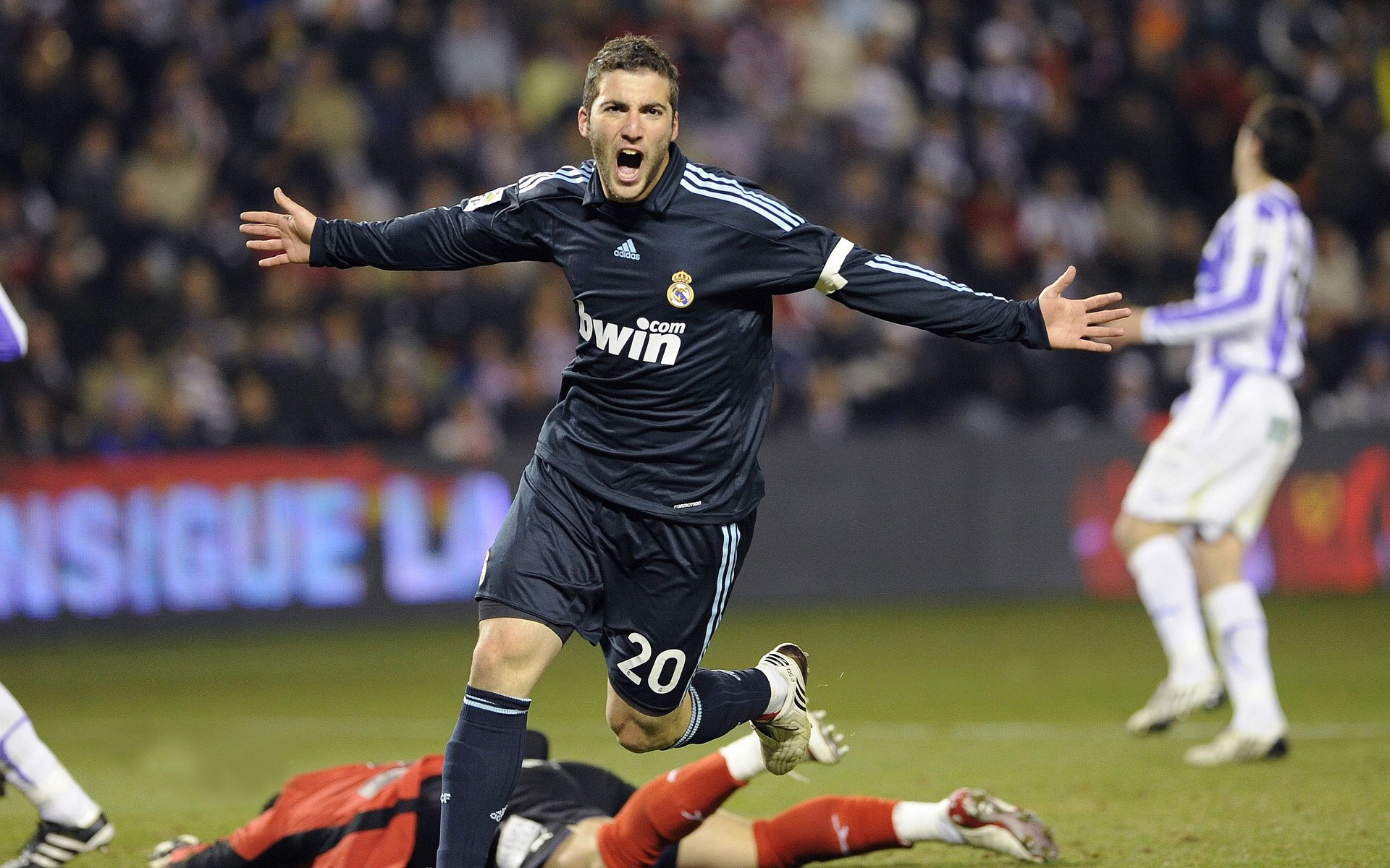 中超赛季中段总结攻防两端见成长,中超新赛季规则争冠和降级